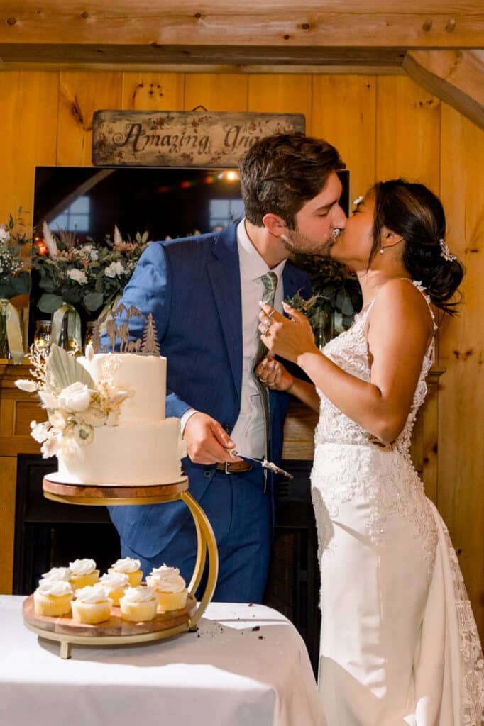 mohawk falls wedding cake kiss